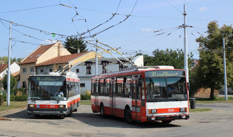 Für den Ersatz der letzten Skoda 14Tr und der nunmehr rund 20 Jahre alten Skoda 21Tr, hier beide Trolleybustypen in der Schleife Šlapanice, wird die Lieferung von Neufahrzeugen ausgeschrieben. Foto: J. Lehmann