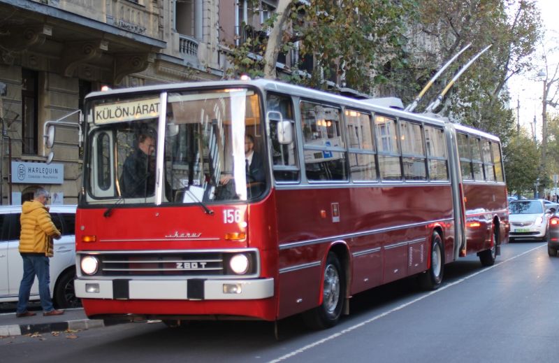 Der historische Ikarus-Gelenktrolleybus 156 steht für die Teilnehmer vor dem Tagungsort für einen Depotbesuch bereit. Foto: J.Lehmann