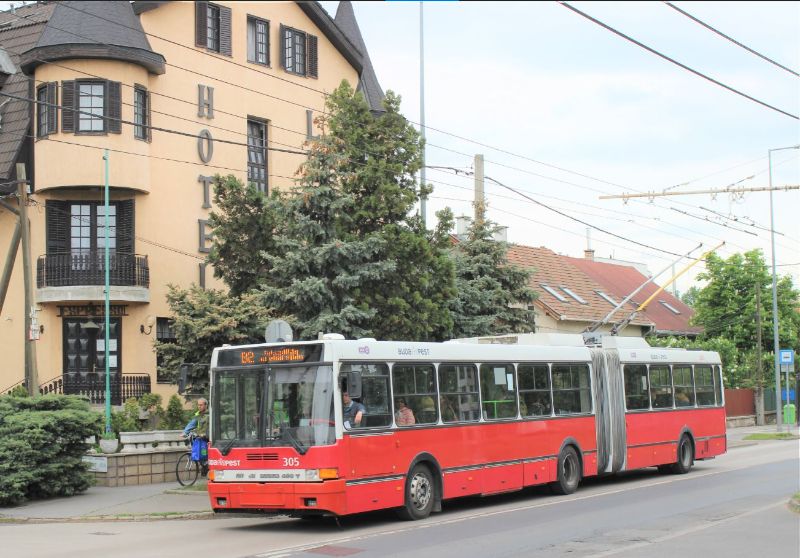 Der Ersatz der 33 Ikarus T280 soll durch die 36 Neufahrzeuge realisiert werden, es verbleiben dann noch die Ikarus T435 als letzte hochflurige Trolleybusse in Dienst. Von den 14 in 1994 beschafften Fahrzeugen sind noch 11 in Betrieb, hier Wagen 305 auf der Linie 77 am 27.04.2019. Foto: J. Lehmann