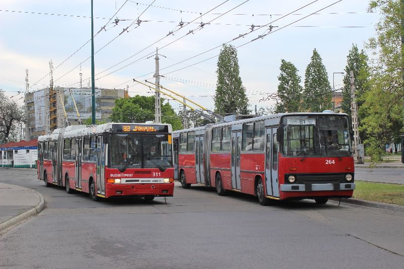 Gelenktrolleybusse 311 (Ikarus 435.81F, Bj.1995) und 264 (Ikarus 280.94, Bj.1989) am 30.4.2019 im Einsatz auf den Linien 82 und 81, Wagen 264 ist ein Jahr später ausgemustert worden. Foto: J. Lehmann