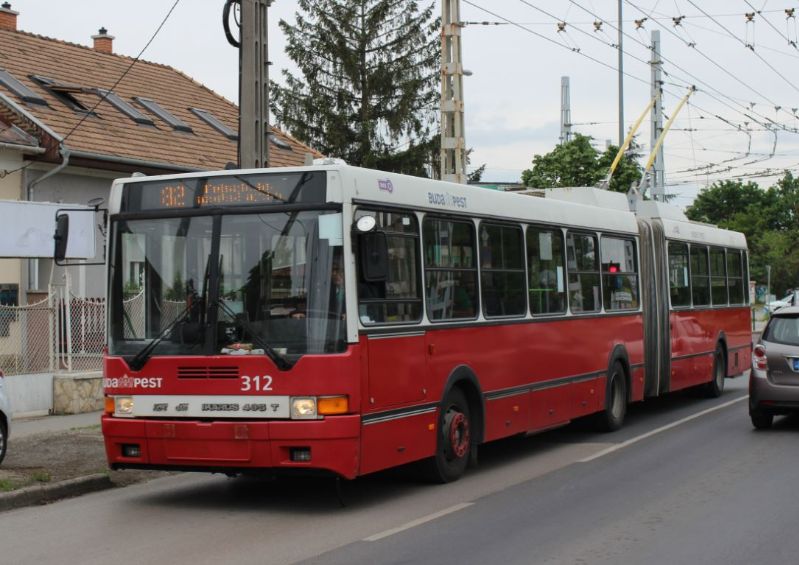 Mittlerweile ausgemustert wurde Gelenkwagen 312, hier am 28.4.2019 noch im Einsatz auf der Linie 82. Foto: J. Lehmann