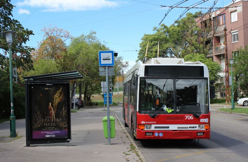 Durch die neuen Trolleybusse werden wohl auch die letzten sechs Ikarus 412.81 außer Betrieb gehen, Wagen 706 wurde bereits im September 2023 ausgemustert, er pausierte hier am 10.09.2022 als Linie 74 an der Endhaltestelle Csáktornya park. Foto: J.Lehmann