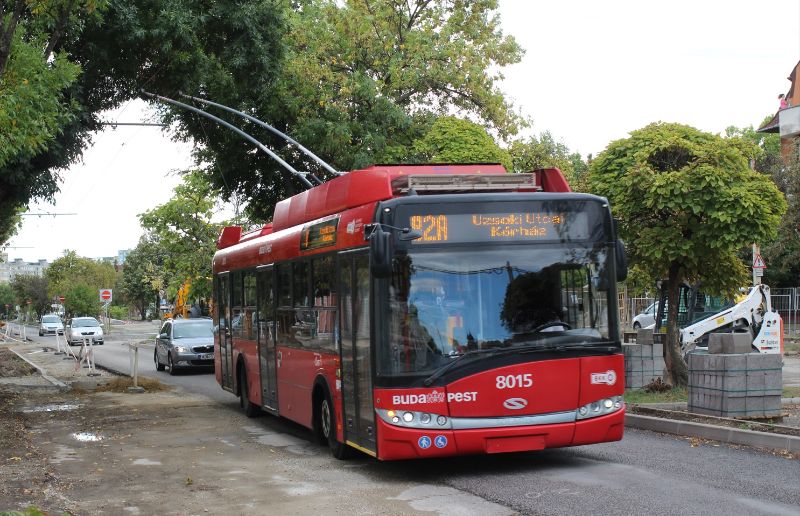 Solaris 8015 als Linie 82A auf der Vezér u., in dieser Richtung kann noch die Oberleitung genutzt werden. Foto: J. Lehmann, 10.09.2022