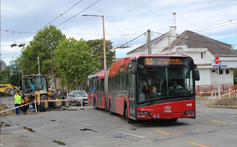 Mit Batterieantrieb passieren der Solaris Trollino 9106 die Baustelle der Vezér u., die in die Fogarasi út hineinragt. Foto: J. Lehmann, 10.09.2022