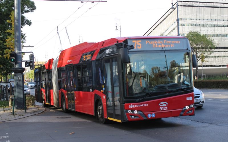 Die Linie 75 wurde nun über das Puskás-Ferenc-Stadion hinaus um knapp 3 km verlängert, hier verkehrt der Solaris Trollino 9121 im November 2023 noch auf der ursprünglichen reinen Trolleybuslinie. Foto: J.Lehmann