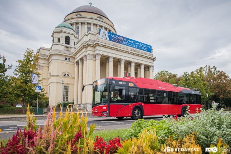 Trolleybus 8104 als Linie 83M vor der katholischen Kirche "Magyarok Nagyasszonya-templom", in deren Nähe sich die Haltestelle Szenes Iván tér befindet. Foto: BKK - Budapesti Közlekedési Központ, siehe: