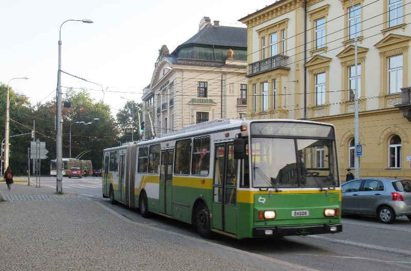 Die Skoda15Tr-Gelenkwagen der Baujahre 1991/92 (Nr.16-42) erhielten diese ansprechende grün/gelb/weiße Lackierung, durch Aufbringen von Werbung verschwand sie jedoch bald wieder, Wagen 27 behielt sie jedoch und ist der einzige Wagen aus dieser Serie, der noch im EInsatz ist. Foto: J. Lehmann