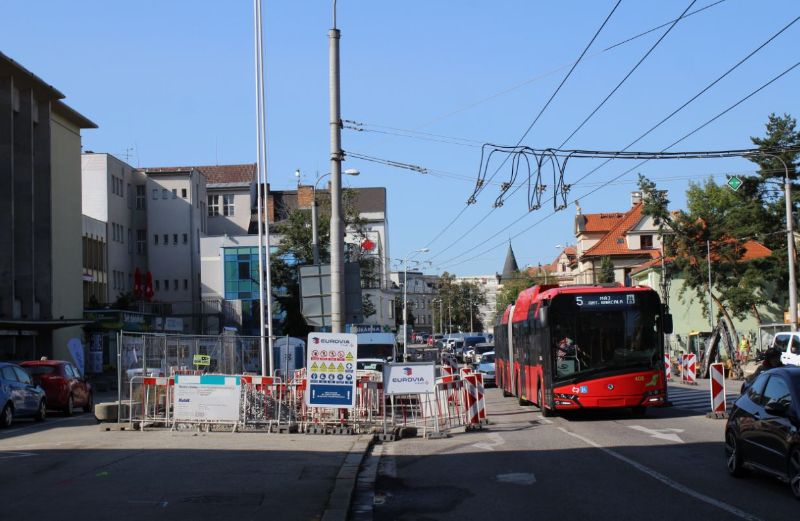 Wegen Straßenbauarbeiten verkehren auf der Linie 5 derzeit die Batterie-Trolleybusse, hier passiert Wagen 408 die Baustelle mittels Batterieantrieb. Foto: J. Lehmann