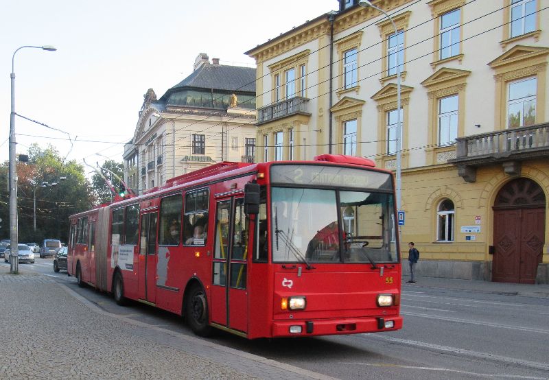 Die letzten neun Skoda 15Tr kommen in der Regel nur in den Hauptverkehrszeiten zum Einsatz, hier Wagen 55 als Linie 2 am 18.9.2020. Foto: J. Lehmann