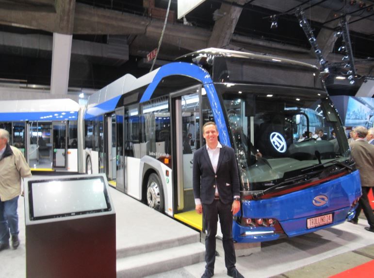 Der Solaris-Doppelgelenkwagen erhielt neben einer neuen Innenausstattung eine neue Frontgestaltung, hier mit Libor Hinčica, Vertreter der Firma Cegelec, die die Elektroausrüstung für den Wagen lieferten.