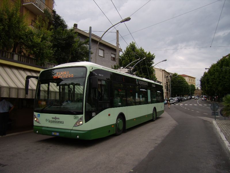 Trolleybus 301 pausiert an der Piazzale S.Anna in der historischen Altstadt von Chieti. Foto: Armin Fischer