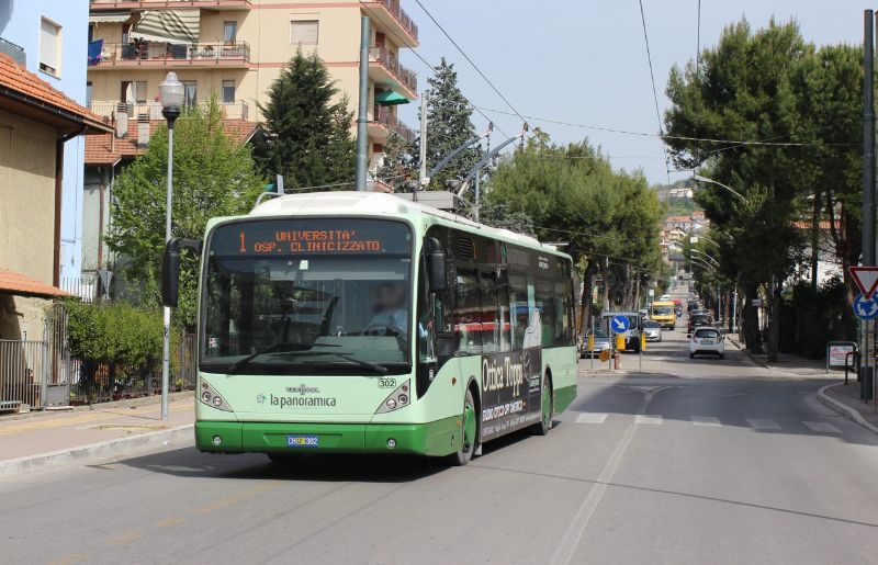 VanHool 302 auf dem Weg zur Altstadt, die rund 280 m höher liegt. Foto: J.Lehmann, 13.04.2016