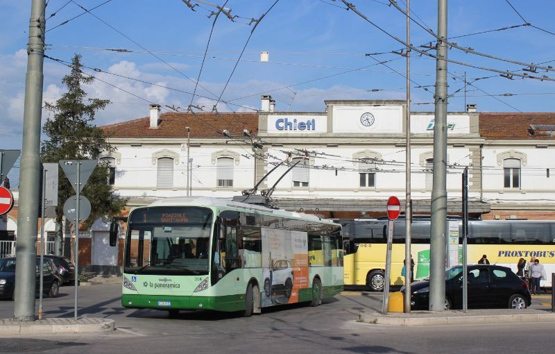 Am 22.4.25 kamen drei Trolleybusse auf den vier Kursen im 20-Minuten-Verkehr zum Einsatz, hier der VanHool 304 vor dem Bahnhof in der Unterstadt von Chieti auf den Weg in die 300 m höher gelegene Altstadt. Foto: J. Lehmann
