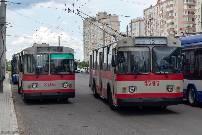 Die ZiU 682 Nr.3795 und 3797 absovierten ihren letzten Einsatz am 31.5.23, hier jedoch zehn Tage zuvor am 22.5.2023 an der Endhaltestelle "Strada Ion Dumeniuc". Foto: Alexander B. / Thebulgarianrail siehe https://www.youtube.com/watch?v=agbfyANPaPw