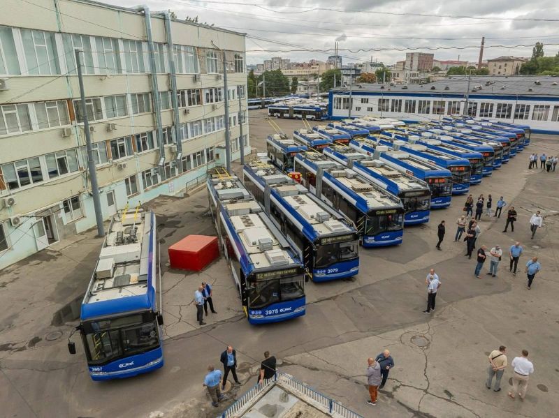 Präsentation von 13 Gelenk- und 8 Solowagen im Depot der RTEC am 23.8.2025. Foto: Primăria Municipiului Chișinău, siehe: