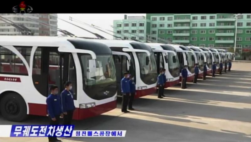 Das nordkoreanische Fernsehen berichtete im Dezember 2020 über die Präsentation neuer Trolleybusse aus der lokalen Busfabrik auf einem zentralen Platz in der Innenstadt. Quelle: KCTV