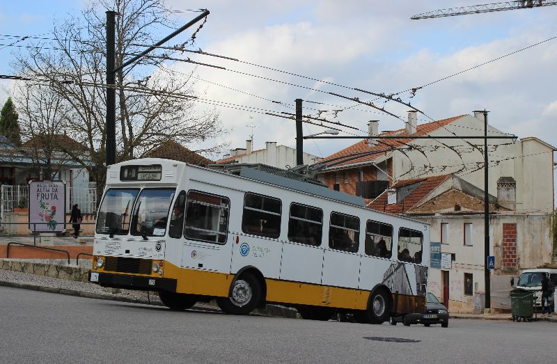 Seit 2021 sind die beiden Trolleybuslinien wegen Straßenbauarbeiten außer Betrieb, hier fährt Wagen 63 am 27.02.2019 die Endhaltestelle Olivais an. Foto: J. Lehmann