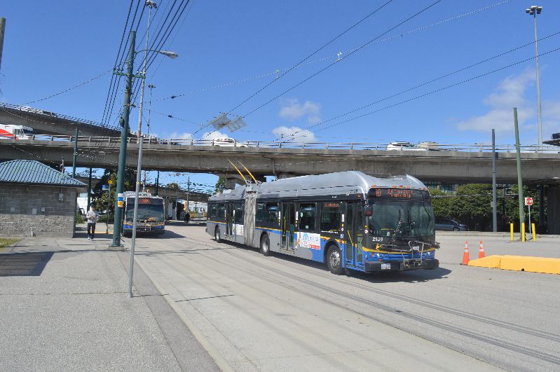 Zum aktuellen Einsatzbestand gehören 74 dieser New Flyer/Vossloh-Kiepe Gelenkwagen aus den Jahren 2007-2009. Foto: Tom Douce