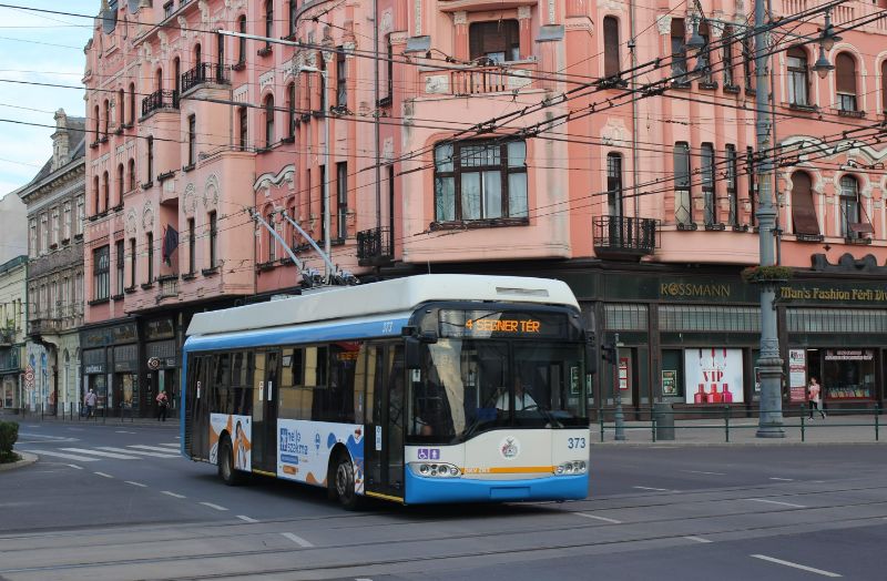 Solaris Trollino Nr.373 überquert die Kreuzung mit der Straßenbahn, an Sonn- und Feiertagen sollen ab dem 1.1.23 weder Straßenbahn noch Trolleybusse verkehren. Foto: J. Lehmann, 9.09.2022