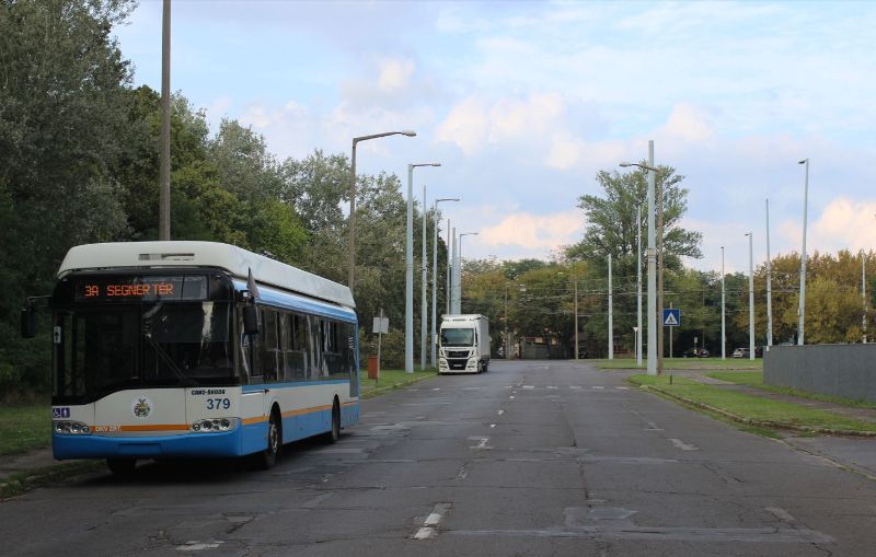Die Linie 3A endet nicht mehr am großzügig ausgebauten Wendeplatz Kassai út, sondern fährt mit Dieselaggregat über die Hadházi útca und Baksay Sándor utca bis zur Haltestelle Laktanya utca, wo nach 1,6 km ein Trichter das Eindrahten ermöglicht. Foto: J. Lehmann, 9.09.2022