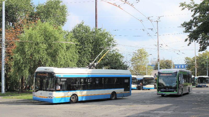 Um die Pausenzeiten zu optimieren, wechseln am Segner tér einige Trolleybusse die Linien, hier startet Wagen 382 als Linie 3A, daneben einer der neuen Batteriebusse als Linie 17A. Foto: J.Lehmann, 9.9.2022