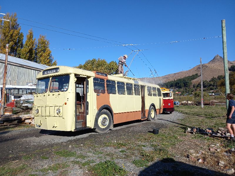 Ferrymead: Dunedin Trolleybus 79 wird für erste Test unter der wieder restaurierten Fahrleitung startklar gemacht - 1. Mai 2021 - Foto: Alan Roi