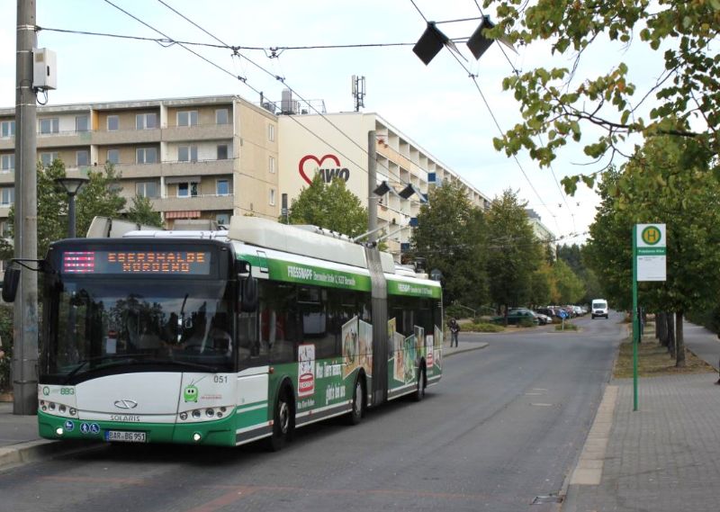 Für einen Monat konnte nach Sperrung der Frankfurter Allee das Zentrum des Brandenburgischen Viertels angefahren werden, hier Gelenkobus 051 beim Ablegen der Stangen an der Haltestelle Brandenburger Allee. Aufnahme: J. Lehmann