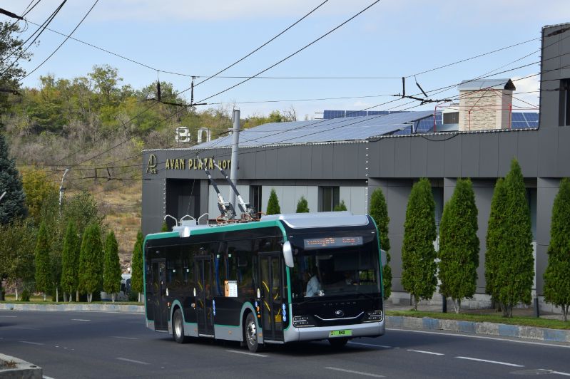 Am 11.10.2023 war der Yutong-Trolleybus 043 als Linie 10A bzw. 10Ա unterwegs. Foto: Jakub Gulyàs