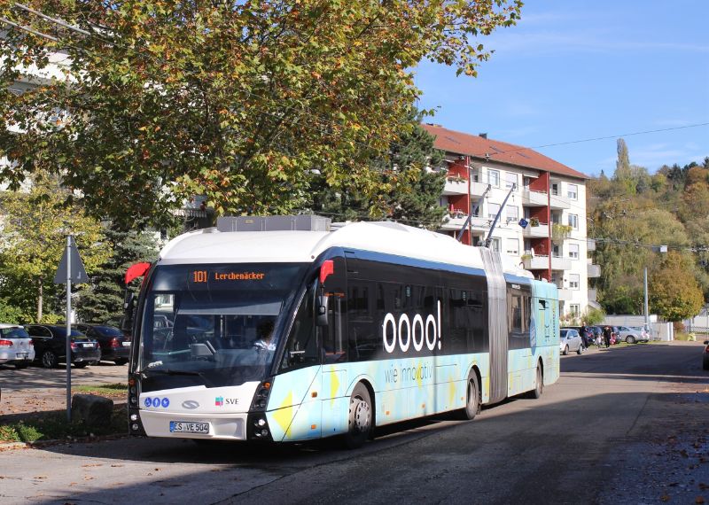 Weiterhin wird die Endhaltestelle Lerchenäcker nur im Batteriebetrieb angefahren, da an der Kreuzung Plochinger/Schorndorfer Str. noch die Fahrleitung angepasst werden muss, hier Wagen 504 an der Endhaltestelle im Oberleitungsbetrieb im Oktober 2019. Foto: J.Lehmann, 20.10.2019