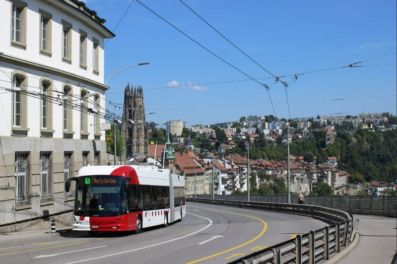 Seit Mitte 2021 kommen die LighTram auf der Linie 1 zum Einsatz, hier Wagen 6606 auf der Rte des Alpes mit dem Blick auf das Flusstal der Saane. Foto: J. Lehmann, 25.08.22