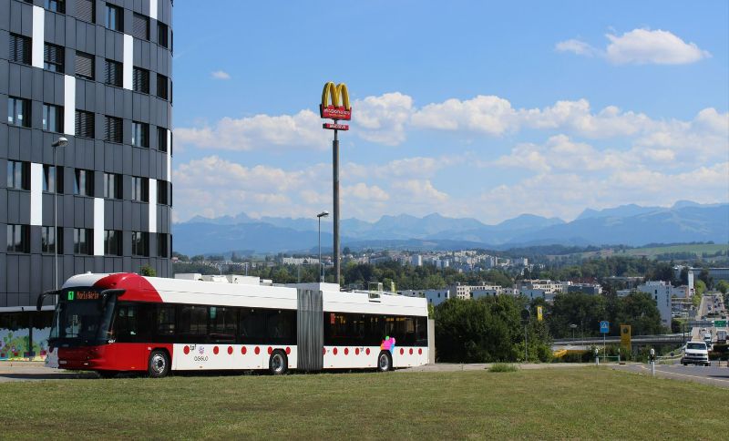 Die Endstation Portes-de-Fribourg bietet einen Blick auf Fribourg, hier pausiert LighTram 6607 an der nördlichen Endstation der Linie 1. Foto: J. Lehmann, 25.08.22