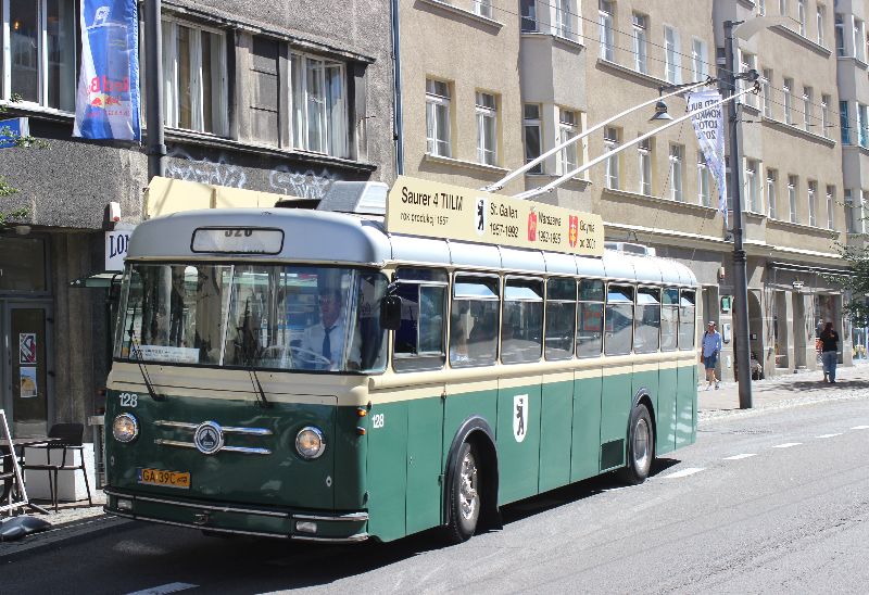 Die Linie 326 wird von historischen Trolleybussen Sonntags in den Schulferien bedient, hier Wagen 128, dessen Geschichte auf der Reklametafel wiedergegeben wird. Foto: J. Lehmann, 11.8.24