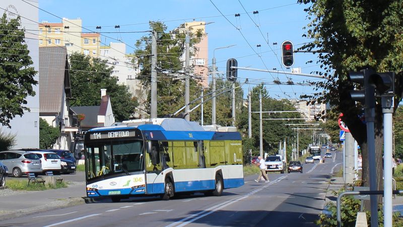 Montags bis Freitags werden die beiden Kurse der Linie 114 von Trolleybussen bedient, hier startet Wagen 3045 vom Bahnhof Gdynia Chylonia. Foto: J.Lehmann, 14.8.24