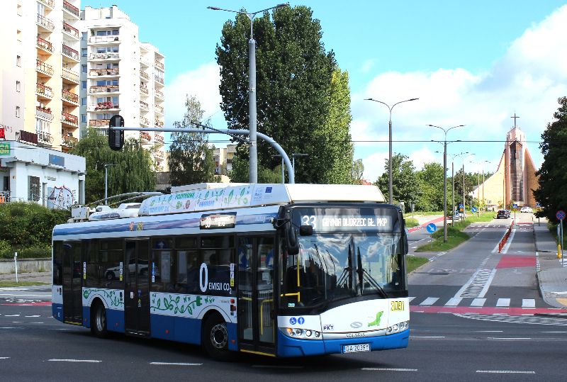 Wagen 3091 als Linie 33 biegt von der Jana Brzechwy im Batteriemodus in die Chwaszczyńska ein und drahtet direkt an der Haltestelle Myśliwska 01 an. Foto: J. Lehmann, 12.8.24