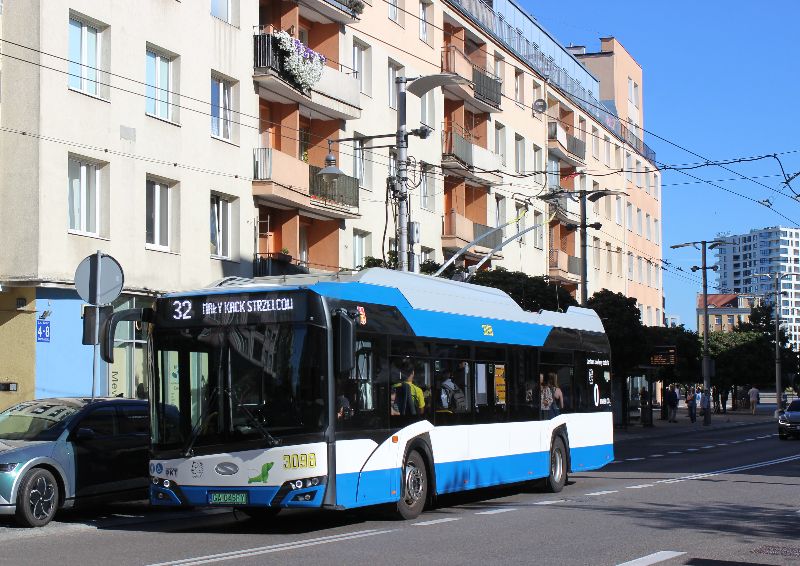 Auf der nun verlängerten Linie 32 kommen weiterhin die "Gepard"-Trollinos zum Einsatz, hier Wagen 3098; die 2020 beschaffte Serie von sechs Batterie-Trolleybussen sind auf der Grundlage der Elektrobusse Urbino 12 konstruiert worden und sind mit Lithium-Titan-Traktionsbatterien mit einer Kapazität von 87 kWh ausgestattet. Foto: J. Lehmann, 13.8.2024