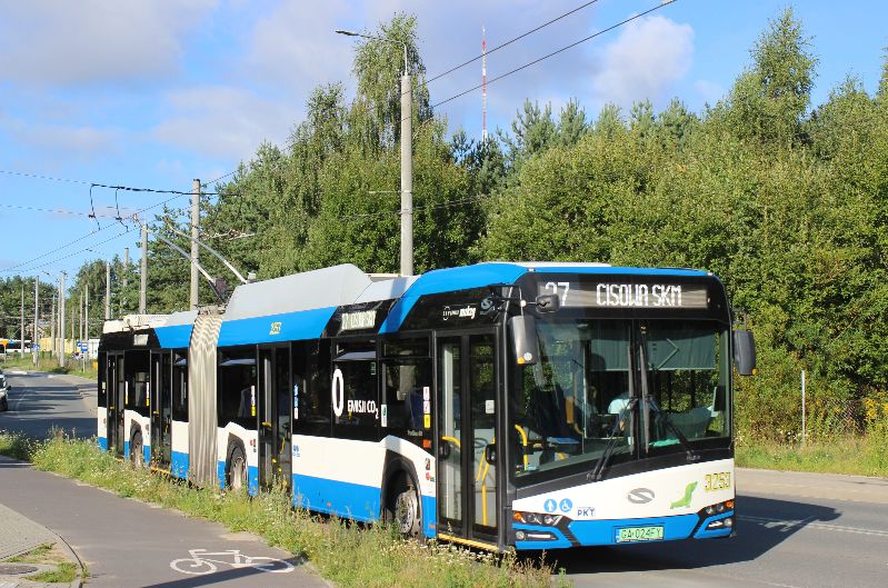 Von Montags bis Freitags kommen die Gelenktrolleybusse auf den Linien 27 und 181 zum Einsatz, beide Linien enden in Kacze Buki, hier startet Wagen 3253 als Linie 27 von Kacze Buki, er leistete bislang 394.225 km, welches eine jährliche Laufleistung von 72.235 km entspricht. Foto: J. Lehmann, 12.8.24