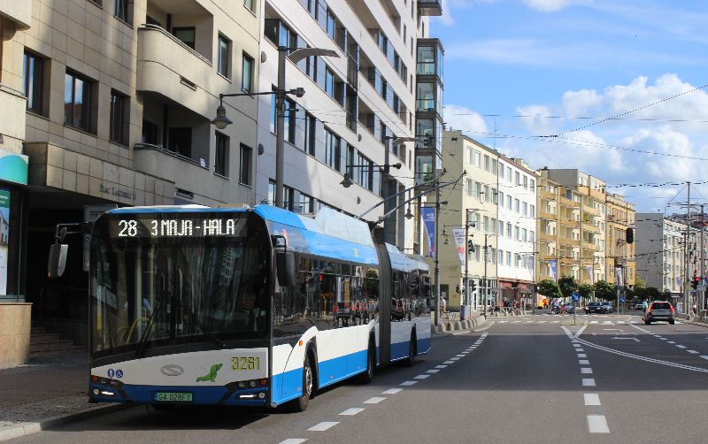 Am Wochenende kommen die Gelenktrolleybusse auf allen Linien zum Einsatz wie hier Wagen 3261 als Linie 28. Die Laufleistung der Gelenkwagen liegt daher höher als die der Solowagen, so erbrachte Wagen 3261 eine Laufleistung von 367.606 km und damit eine Jahresleistung von 68.985 km/a. Foto: J. Lehmann, 11.8.24