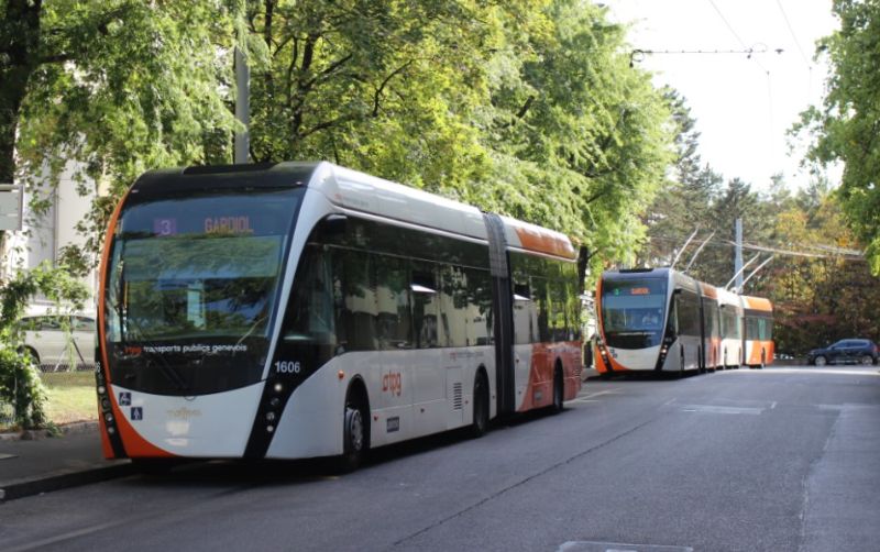 An der vorübergehenden Endhaltestelle Gos auf der Rue Albert-Gos pausieren die VanHool 1606, 1615 und 1602. Foto: J. Lehmann, 25.08.23