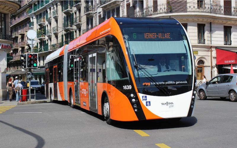 Am 21.6.21 entstand in der Höhe Boulevard Helvétique/Rue du Rhône durch Unterspülung ein Loch in der Fahrbahn, bedingt durch die Reparaturarbeiten verkehrten die Trolleybusse in diesem Bereich mit Hilfsmotor bzw. Batterieantrieb, hier der Anfang Mai neu gelieferte ExquiCity 1639 vor dem Place des Eaux-Vives. Foto: J. Lehmann, 22.6.21