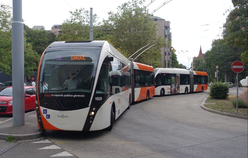 Endhaltestelle Crêts de Champel mit VanHool ExquiCity 1609 und 1619. Foto: J. Lehmann, 19.08.2025