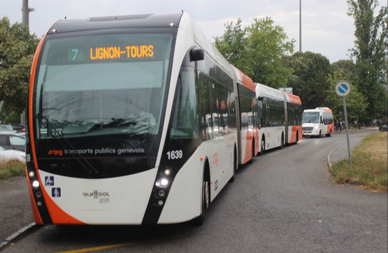 Endhaltestelle Crêts de Champel mit VanHool ExquiCity 1639 und 1640 und einen TPG-Minibus als Linie 97. Foto: J. Lehmann