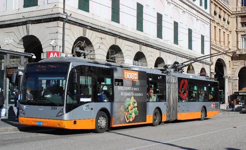 Am 31.3.2025 verkehrten noch die 18-jährigen VanHool-Trolleybusse auf der einzigen Trolleybuslinie 20, hier Wagen 2101 am Piazza De Ferrari. Foto: J.Lehmann