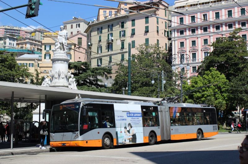 Für die Linie 20 stehen zurzeit 17 VanHool-Gelenkwagen der Baujahre 2007/08 zur Verfügung, hier Wagen 2106 am Bahnhof Piazza Principe. Foto: J. Lehmann, 11.04.2016