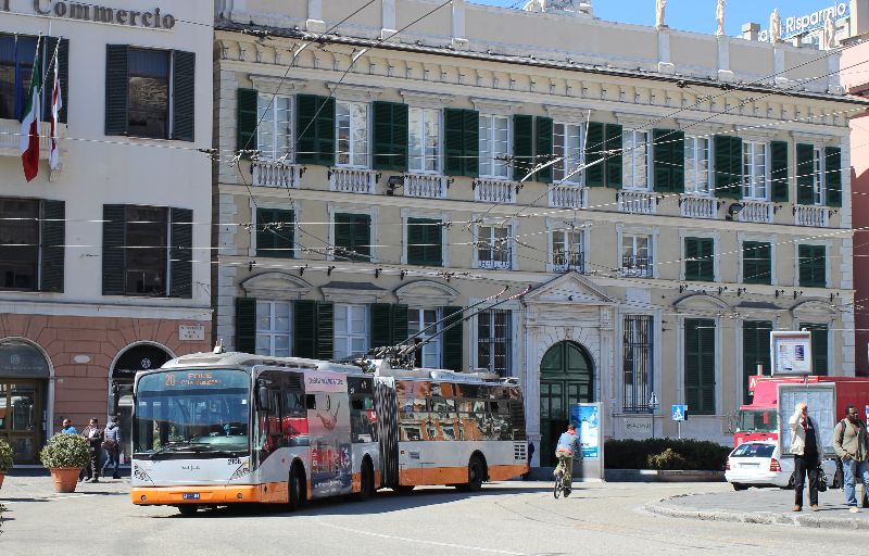 VanHool AG300T Nr.2108 am Piazza De Ferrari, gemäß der neuen Planung sollen hier künftig zwei der vier BRT-Trolleybuslinien verkehren. Foto: J. Lehmann, 11.04.2016