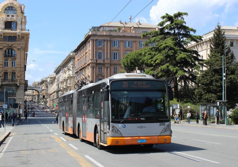 Bislang werden nur knapp 7 km der insgesamt 30 km entlang der Küste von der Trolleybuslinie 20 befahren, hier der VanHool 2113 auf der via XX Settembre. Foto: J.Lehmann, 25.4.2023