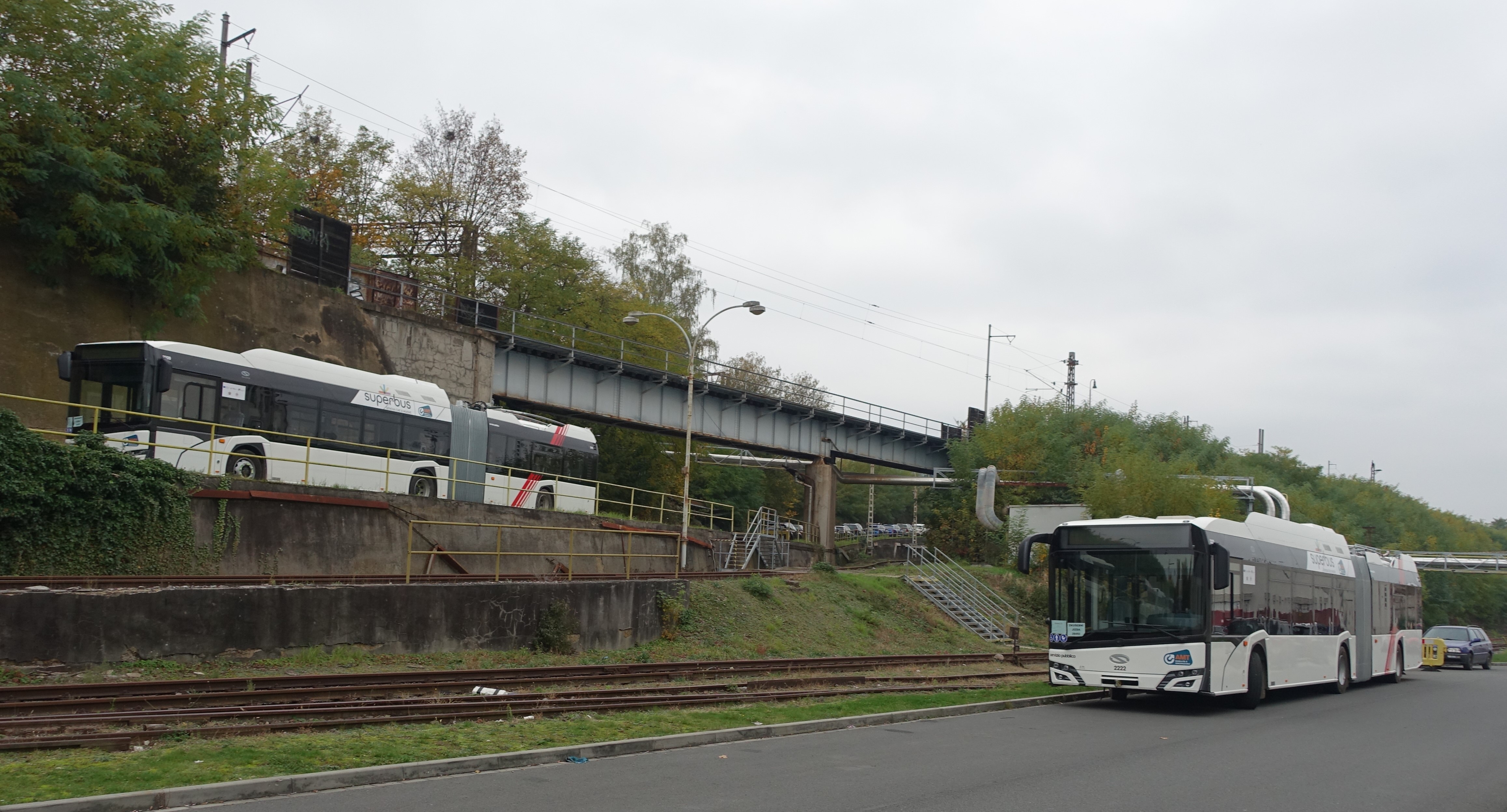Auf dem Gelände der Firma Skoda waren die Wagen 2209 und 2222 auf den Abtransport nach Genua. Foto: J.Lehmann, 24.10.2024