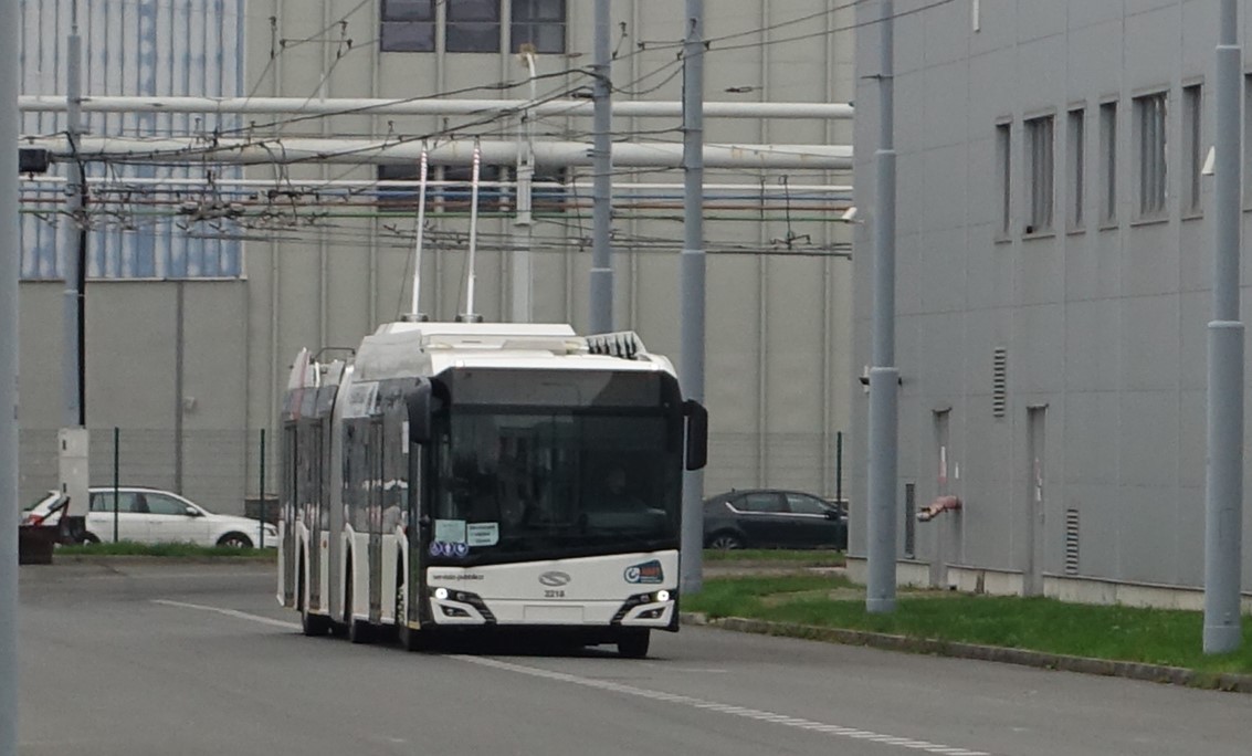 Solaris/Trollino 2218 auf Testfahrt im Depot der PMDP in Pilsen. Foto: J. Lehmann, 24.10.24