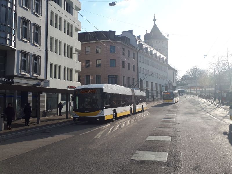 HESS Trolleybus 107, der jüngste Wagen, im Jahre 2018 noch unter Fahrleitung am Bahnhof Schaffhausen. Heute tehen hier Ladestationen für die Batteriebusse. Foto: von Mach