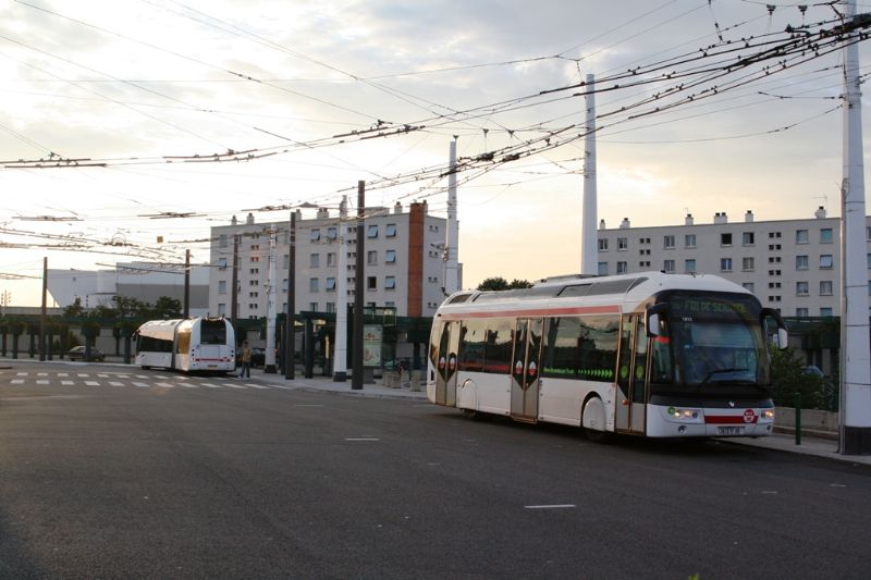 Die Baureihe Cristalis von Irisbus bildet sowohl als Solo- als auch als Gelenkwagen das Rückgrad des Lyoner Trolleybusparks. Foto: Budach