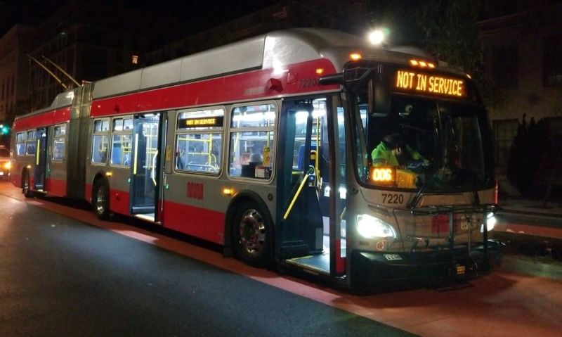 Erste nächtliche Testfahrten mit Gelenkwagen 7720 am 28.10.11.2021. Foto: Jeffrey Tumlin on Twitter